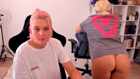 Nessie and Jessie online show from October 3, 2025, 9:39 am