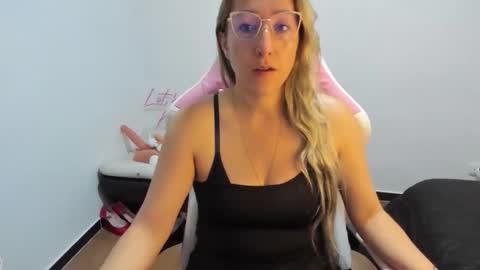 hottychrystal online show from December 4, 2025, 11:41 am