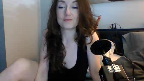 housewifeelle online show from April 23, 2026, 8:33 pm