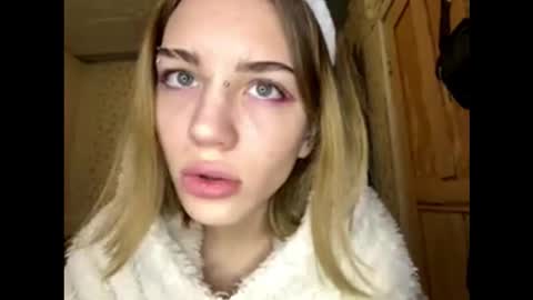 hsiuscherich online show from December 3, 2025, 10:02 am