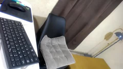 Snapshot of hugcock69_precious chatting on January 20, 2025, 5:04 am Precious online show from January 20, 2025, 5:04 am