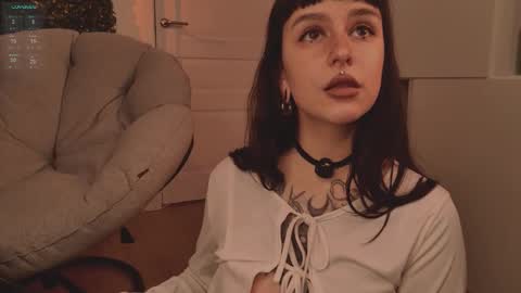 Snapshot of hugme_ chatting on February 5, 2026, 3:27 pm Mika online show from February 5, 2026, 3:27 pm