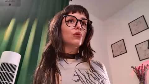 Snapshot of hugme_ chatting on July 9, 2026, 4:55 pm Mika online show from July 9, 2026, 4:55 pm