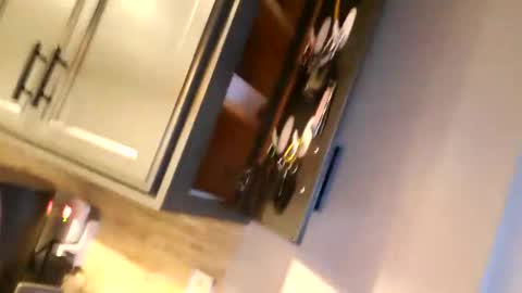 hungryluver online show from February 7, 2025, 1:15 am