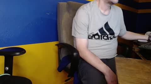 Snapshot of huskyguy chatting on December 11, 2024, 4:39 am Huskyguy online show from December 11, 2024, 4:39 am