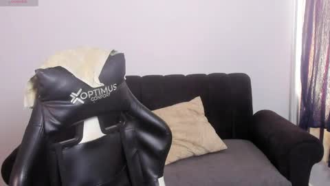 Dylan  independent model  online show from April 9, 2026, 4:23 pm