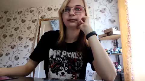 Sophie online show from June 12, 2026, 3:27 am