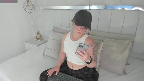 DAHLIA online show from February 7, 2025, 8:42 pm