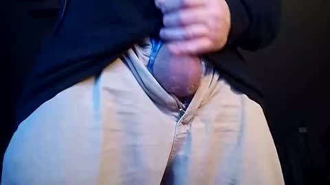 Iminyourroom online show from November 14, 2025, 9:19 am