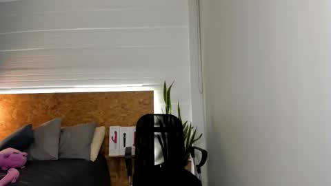 Snapshot of imsoangel666 chatting on March 8, 2026, 2:04 am Angel online show from March 8, 2026, 2:04 am