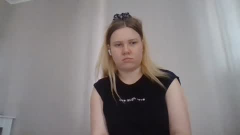Snapshot of iolahollingshead chatting on June 21, 2026, 9:34 am Lola online show from June 21, 2026, 9:34 am