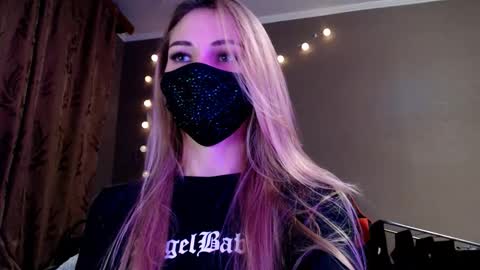 Lily online show from December 1, 2025, 8:03 pm