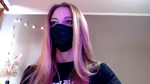 Snapshot of iris_lave chatting on May 9, 2026, 2:00 pm Lily online show from May 9, 2026, 2:00 pm