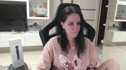 Snapshot of irwi_tomboy chatting on March 7, 2025, 10:21 pm Irwi Tomboy online show from March 7, 2025, 10:21 pm