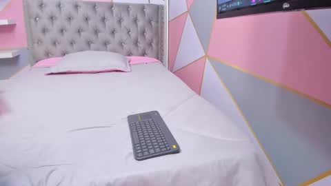 Snapshot of isa_little4u chatting on February 19, 2025, 2:44 am    online show from February 19, 2025, 2:44 am