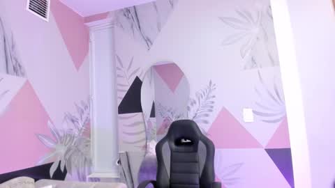 Snapshot of isa_little4u chatting on March 7, 2025, 10:13 am    online show from March 7, 2025, 10:13 am