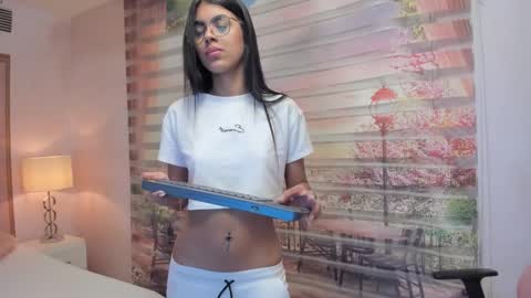 Snapshot of isa_little4u chatting on October 15, 2025, 4:01 am    online show from October 15, 2025, 4:01 am