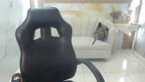 isabeau_s online show from June 13, 2026, 1:20 pm