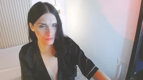 isabelfernandez1 online show from December 18, 2025, 8:48 pm