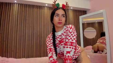 Isabella Cooper online show from December 31, 2024, 12:15 pm