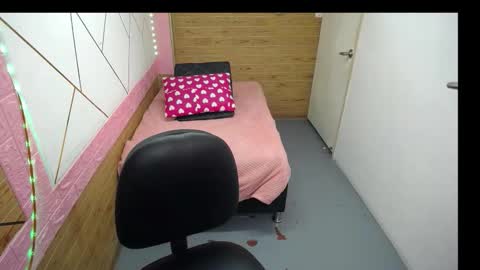 isabella_roseee online show from October 3, 2025, 8:39 pm