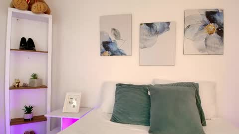 Isabella  online show from April 13, 2026, 2:33 pm