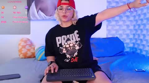 Isabella Mout  online show from December 17, 2024, 11:16 pm