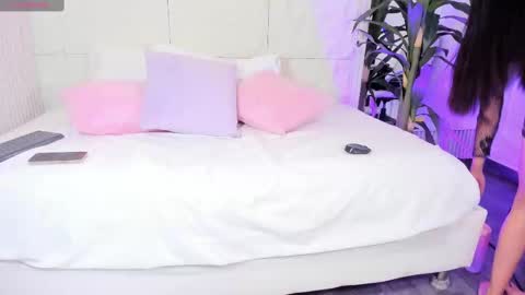 Isa  online show from October 12, 2025, 4:22 am