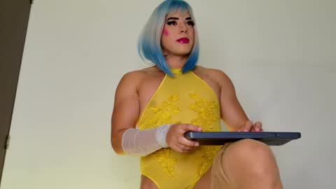 Isabella Hilton online show from November 6, 2025, 9:05 pm