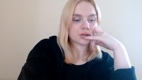Snapshot of isla00 chatting on June 18, 2026, 9:14 am Isla online show from June 18, 2026, 9:14 am