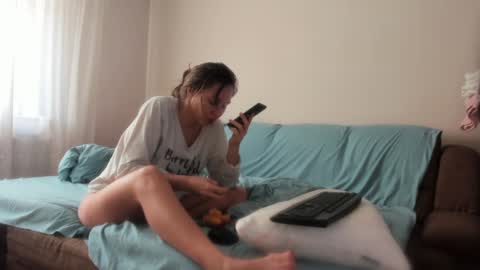 Issabelle online show from December 19, 2024, 7:40 am
