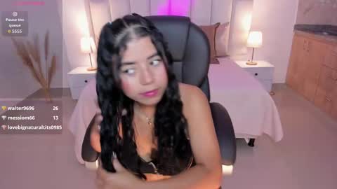 issi_loren online show from September 23, 2025, 6:33 pm