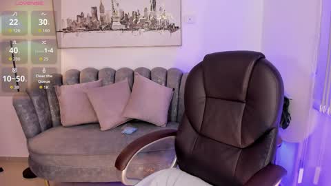 issi_loren online show from May 19, 2026, 12:22 pm