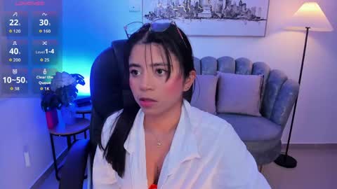 issi_loren online show from May 28, 2026, 12:02 pm
