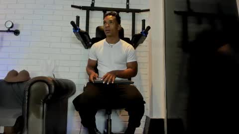 Italo Moore online show from October 9, 2025, 11:19 am