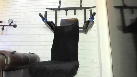 Italo Moore online show from November 5, 2025, 11:43 am