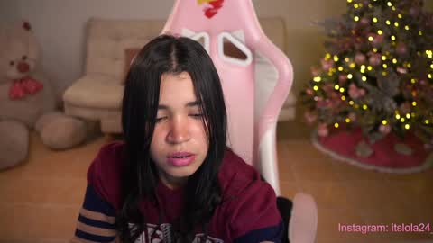 Snapshot of its_lola chatting on December 14, 2024, 1:50 am   online show from December 14, 2024, 1:50 am