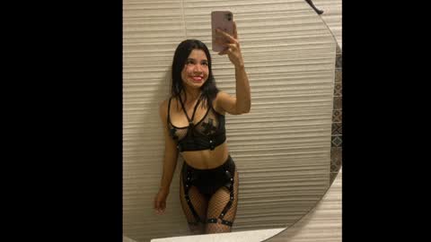 Snapshot of its_lola chatting on January 8, 2025, 2:35 pm   online show from January 8, 2025, 2:35 pm