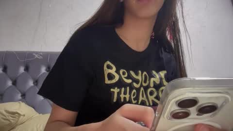 Snapshot of its_me_cora chatting on October 19, 2025, 12:33 am Cora online show from October 19, 2025, 12:33 am