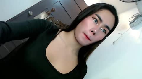 Snapshot of its_me_vanesa chatting on November 17, 2025, 12:11 pm its_me_vanesa online show from November 17, 2025, 12:11 pm