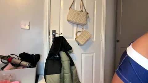 Lola online show from April 10, 2026, 6:01 pm