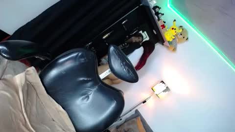 y  online show from November 16, 2025, 11:10 pm