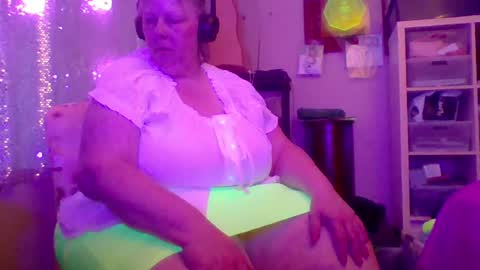 ivyjane3522 online show from June 21, 2026, 2:25 am