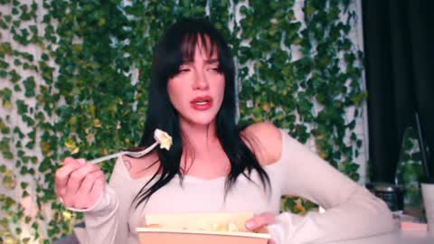 Snapshot of ivyjonson chatting on December 13, 2024, 5:00 pm Miss Ivy online show from December 13, 2024, 5:00 pm