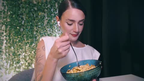 Snapshot of ivyjonson chatting on January 16, 2025, 8:14 pm Miss Ivy online show from January 16, 2025, 8:14 pm