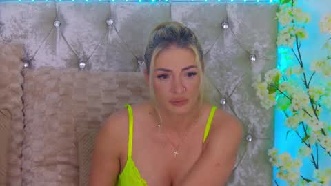 Snapshot of izabellle02 chatting on May 7, 2026, 3:23 am Izabella online show from May 7, 2026, 3:23 am