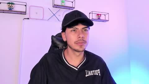 izack_01 online show from April 15, 2026, 5:09 pm