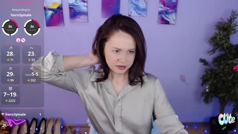 Queen of nylon  Victoria online show from February 2, 2025, 5:21 am