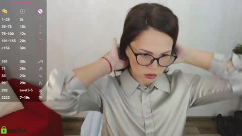 Queen of nylon  Victoria online show from October 2, 2025, 5:25 am