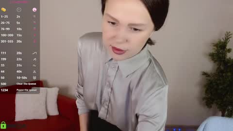 Queen of nylon  Victoria online show from April 3, 2026, 5:05 am